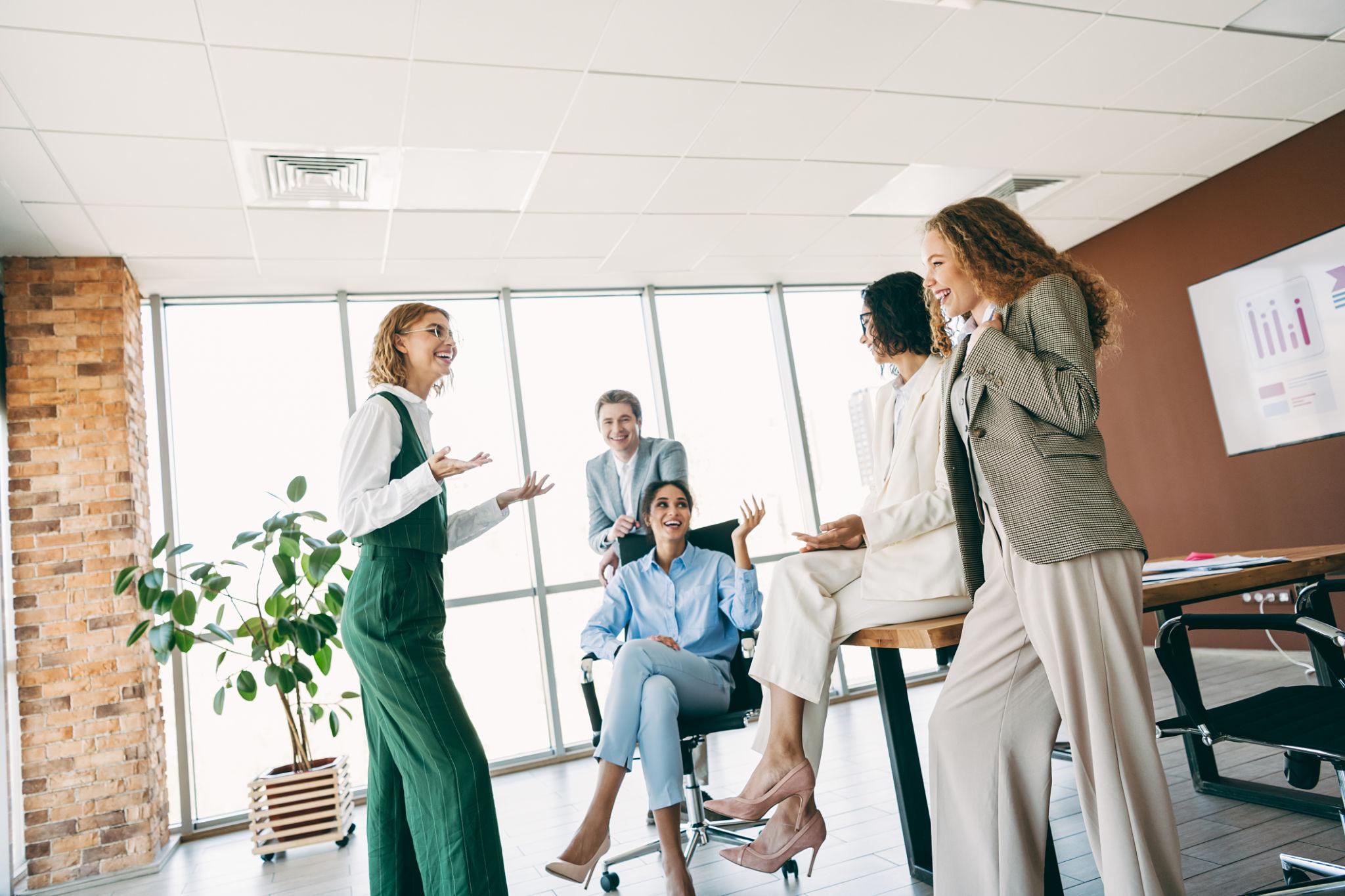 Équipe commerciale engagée échangeant autour de ses résultats — la gamification CRM transforme les données en motivation collective