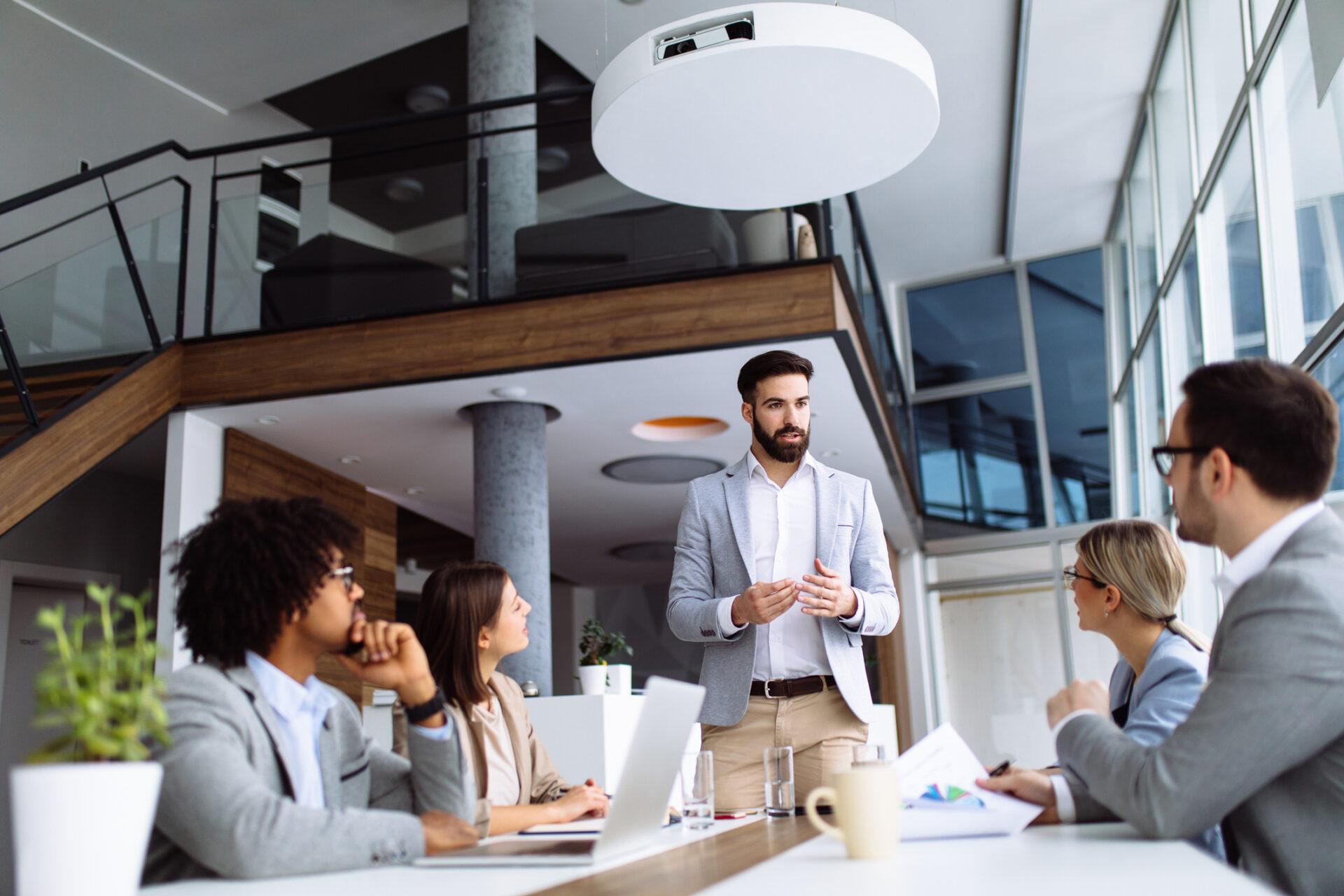 Onboarding commercial — un manager guide une nouvelle recrue dans ses 30 premiers jours en B2B